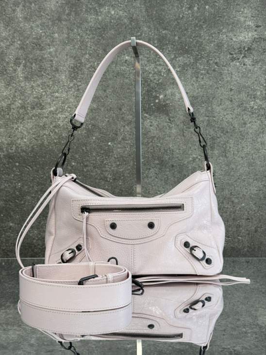 Picture of Balenciaga Handbags _SKUfw239245098fw